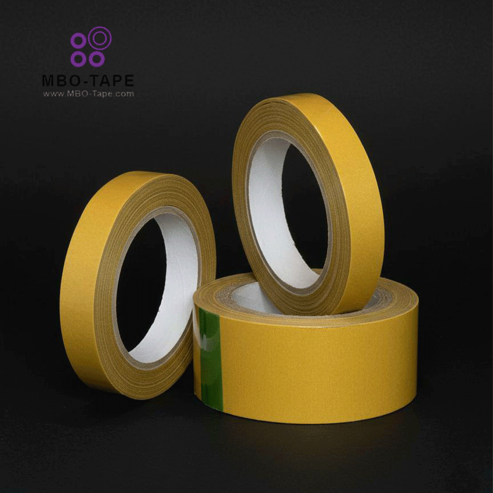 چسب دوطرفه نخدار روکش خردلی برند Tesa روی بکگراند ساده برای نمایش ظاهر و عرض محصول